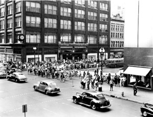 Lunchtime crowds cross Washington between L.S. Ayres and Wassons in the 1940s.