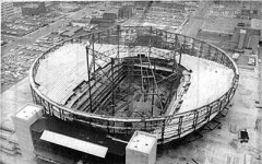 Workers erecting temporary supports for the construction of the dome - after construction the steel ring around the upper edge supported it.